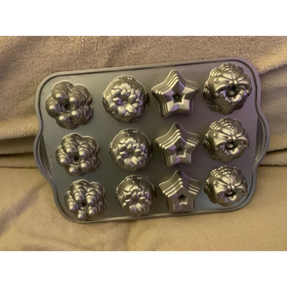Nordic Ware holiday cakelet bundt pan Christmas 9 cakes